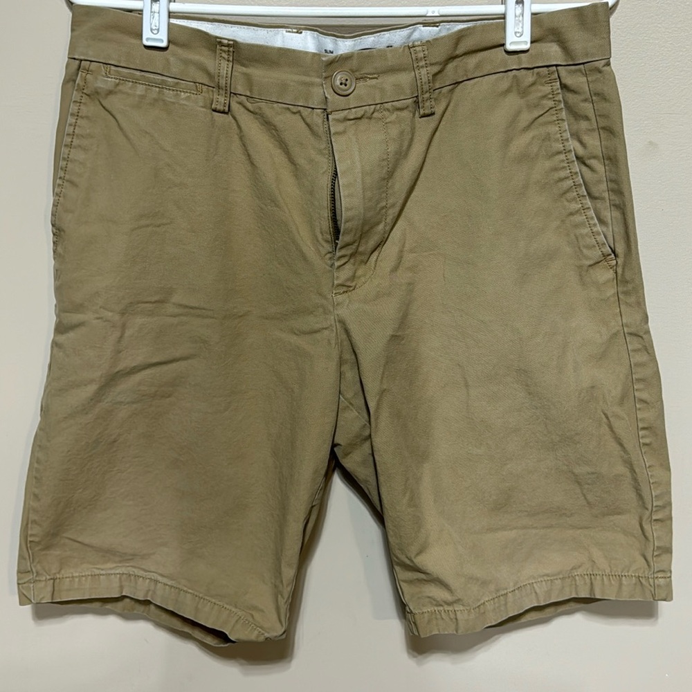 Slim Fit Old Navy Khaki Shorts size 31